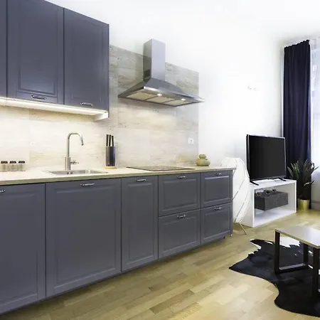 Rumunska Close To Ip Pavlova Apartment